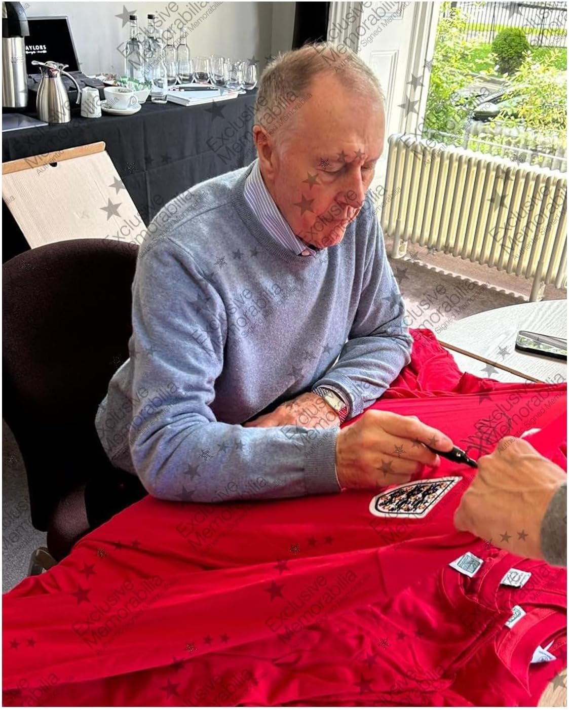 Englands WM-Trikot von 1966, signiert von Geoff Hurst. Icon-Rahmen - Image 2