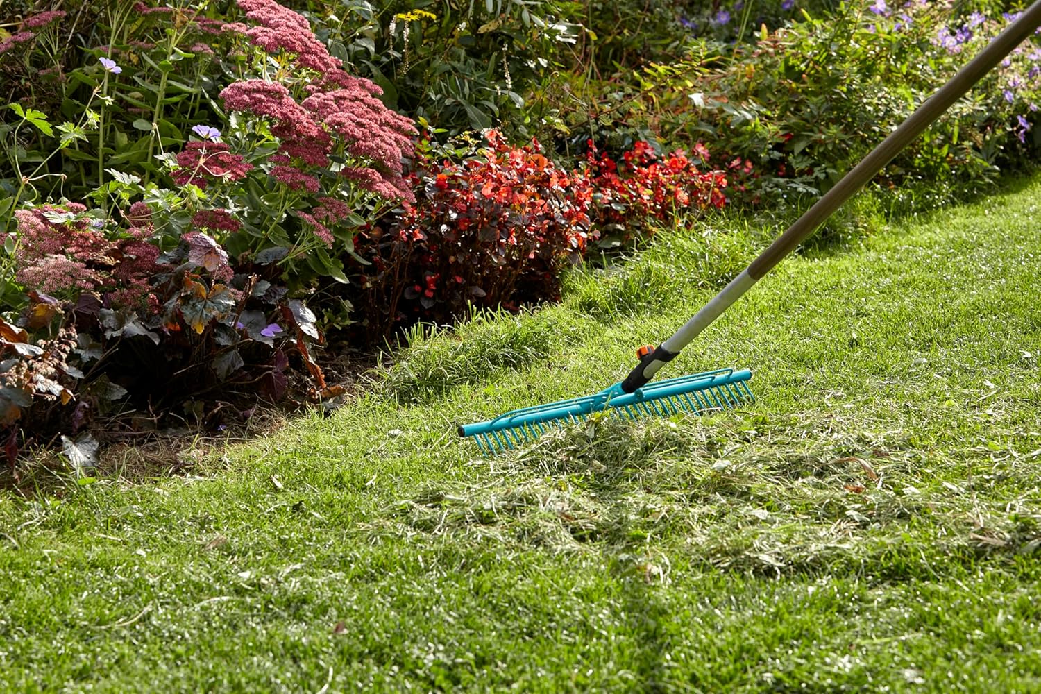 Gardena combisystem-Rasenrechen: Rechenbesen mit 60 cm Arbeitsbreite zum Zusammenfegen von Grasschni - Image 4