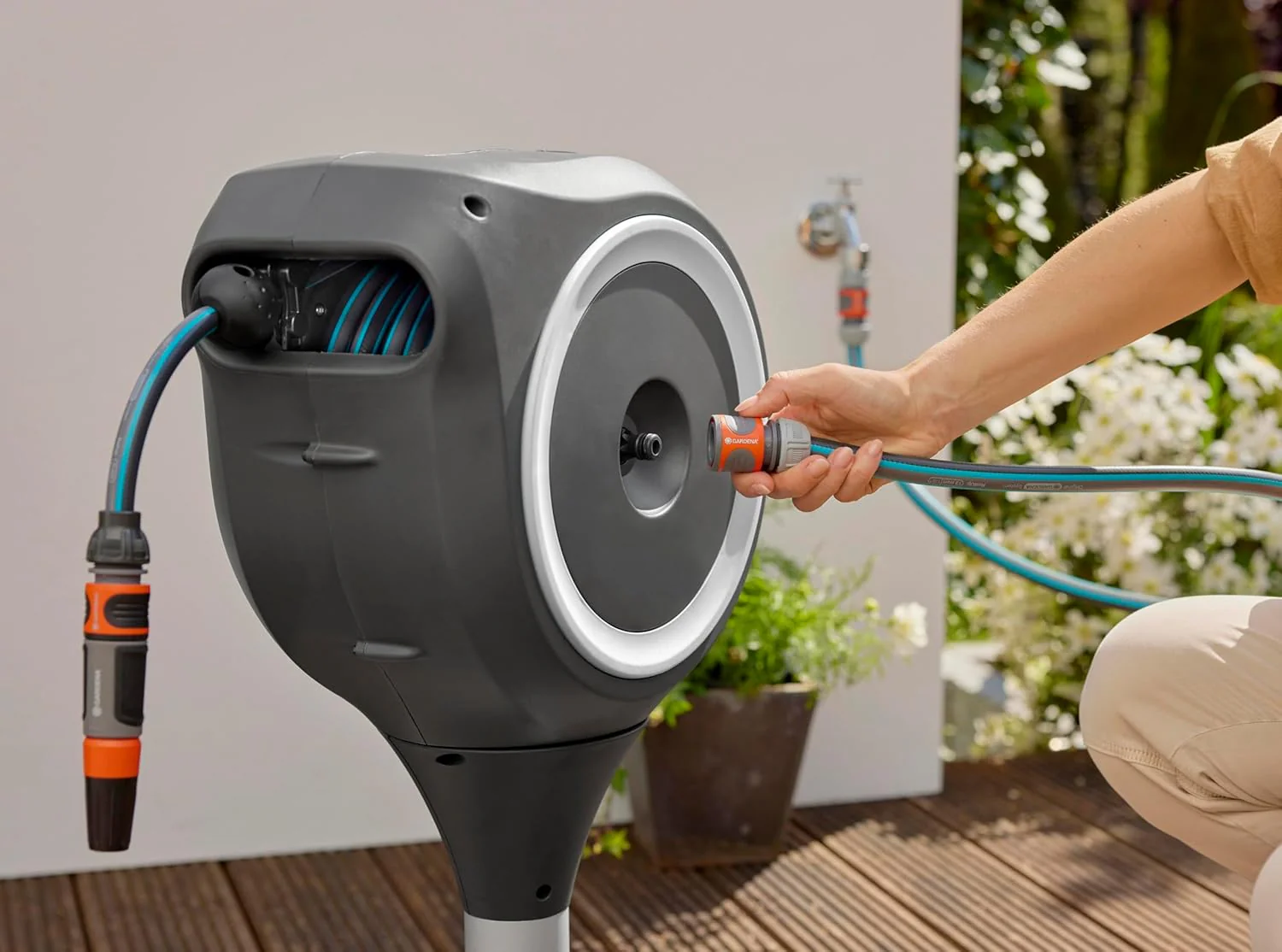 Gardena Terrassen-Schlauchbox RollUp S: Wetterfeste Box mit RollUp-Technologie und 15 m Schlauch, Be - Image 4