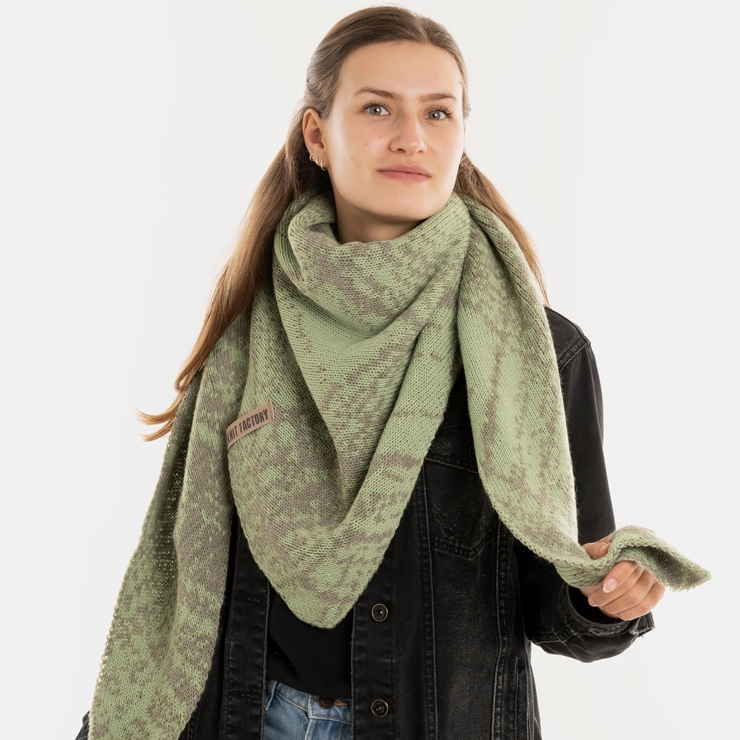 KNIT FACTORY - Dreiecksschal Lea - Damen Strickschal mit Wolle - Umschlagtuch für den Herbst und Win - Image 4
