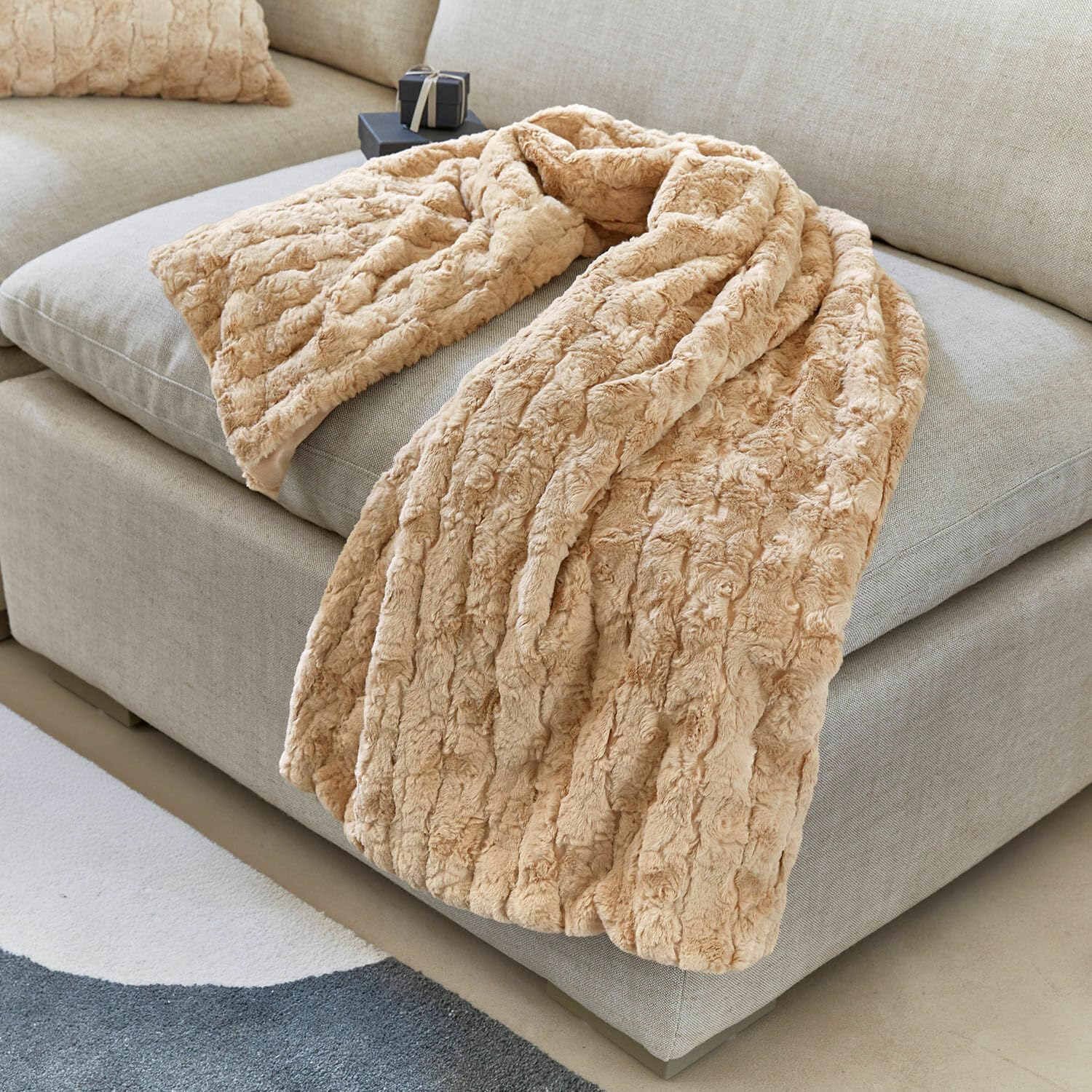 Loberon Plaid Dorelice - Elegante Fell-Optik - Weiche Haptik - Hochwertige Verarbeitung - Kuscheldec - Image 2
