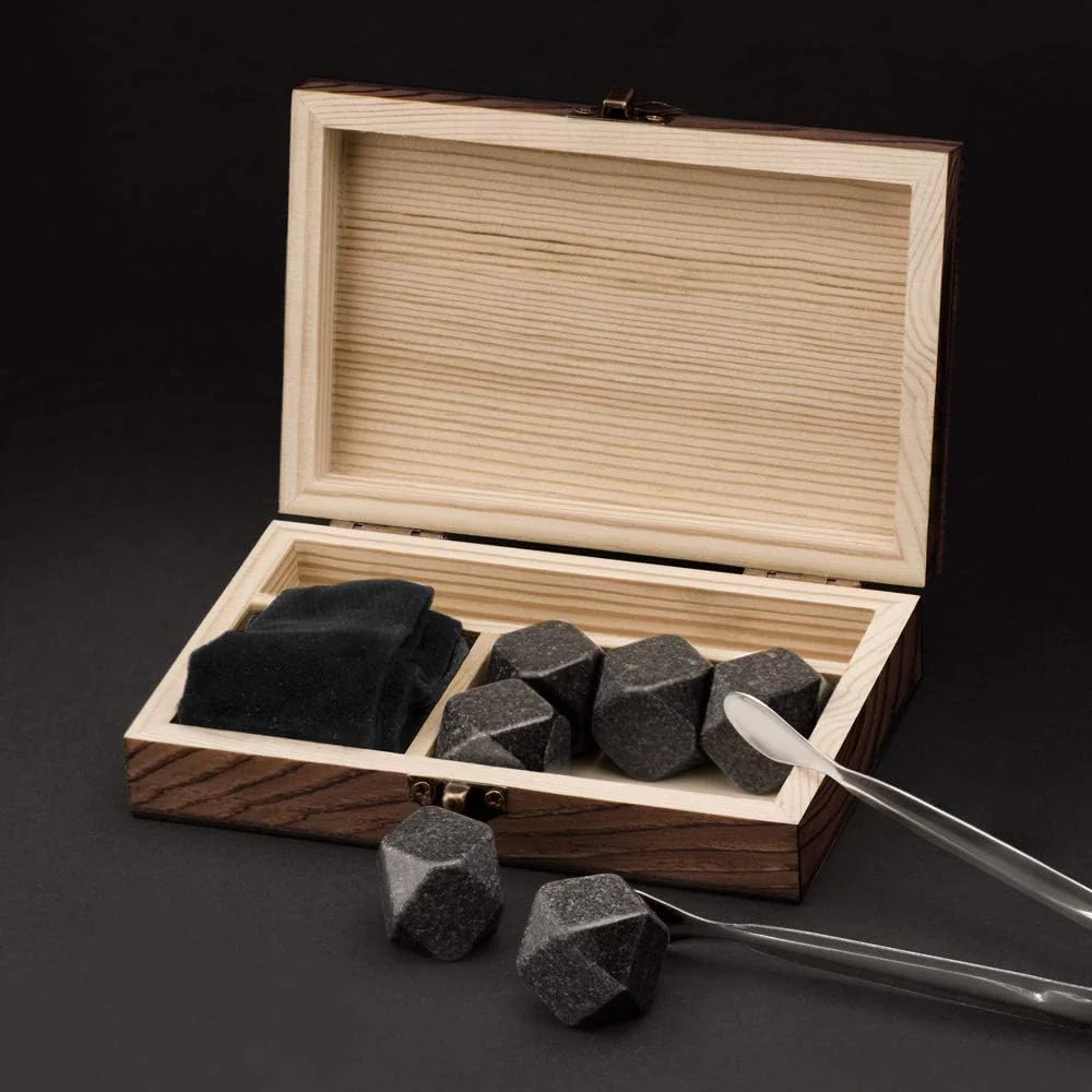 Maverton Whisky Steine Set - in Holzbox mit Gravur - 6 Eiswürfel + Zange + Velourbeutel - wiederverw - Image 4