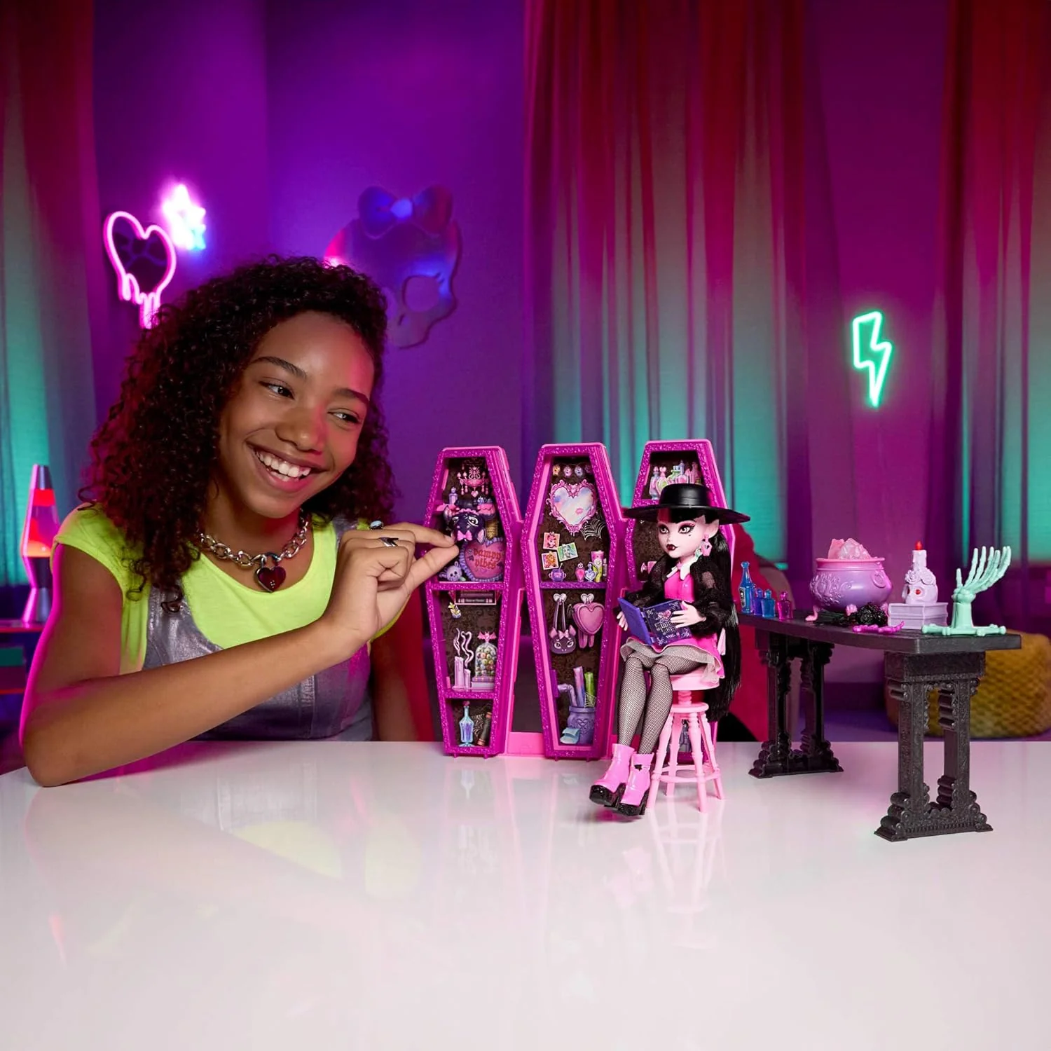 Monster High-Spielzeug und Accessoires, Secret Potion Room Draculaura-Spielset mit niedlicher Fleder - Image 2