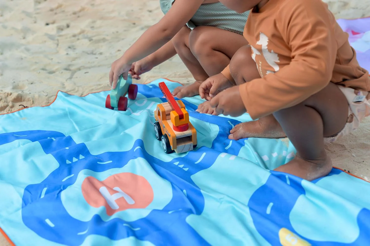 Quut – Strand-/Poolhandtuch für Kinder mit Spiel – Ultraschnell trocknende Mikrofaser, sandfrei – ko - Image 5