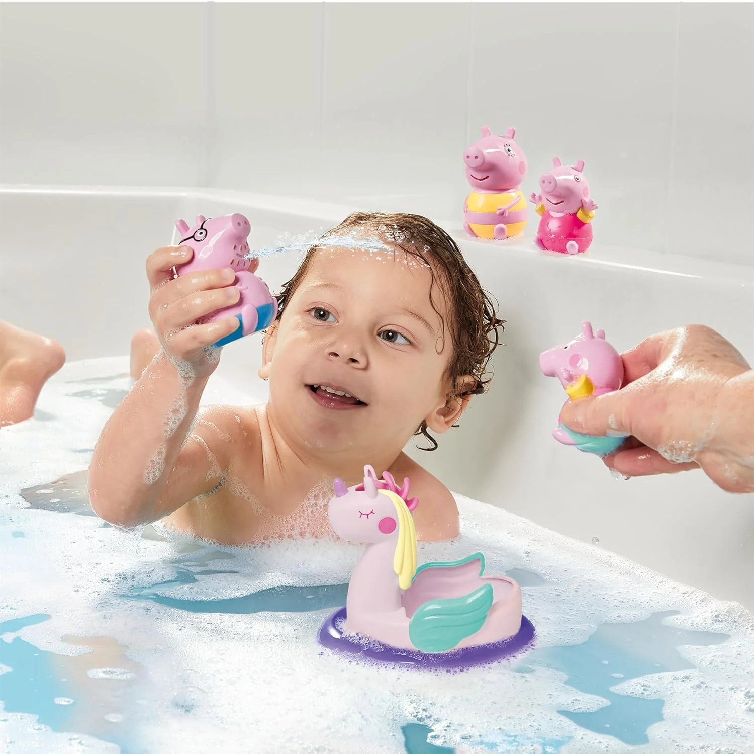 TOMY Toomies Papa Wutz, Mama Wutz, Peppa & George Badespritzer & Peppa's Einhorn, Baby-Badespielzeug - Image 3