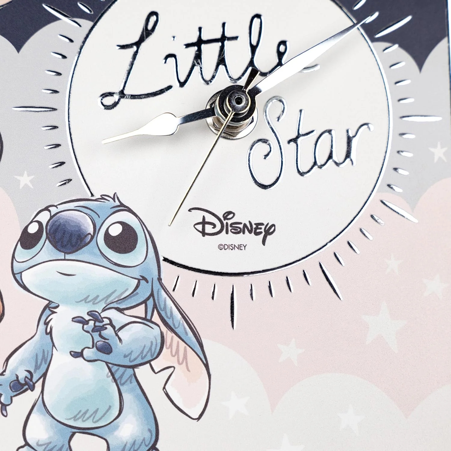 VALENTI & CO. - Disney Lilo und Stitch - Tisch- oder Hängeuhr aus Holz mit silbernen Details - Gesch - Image 3