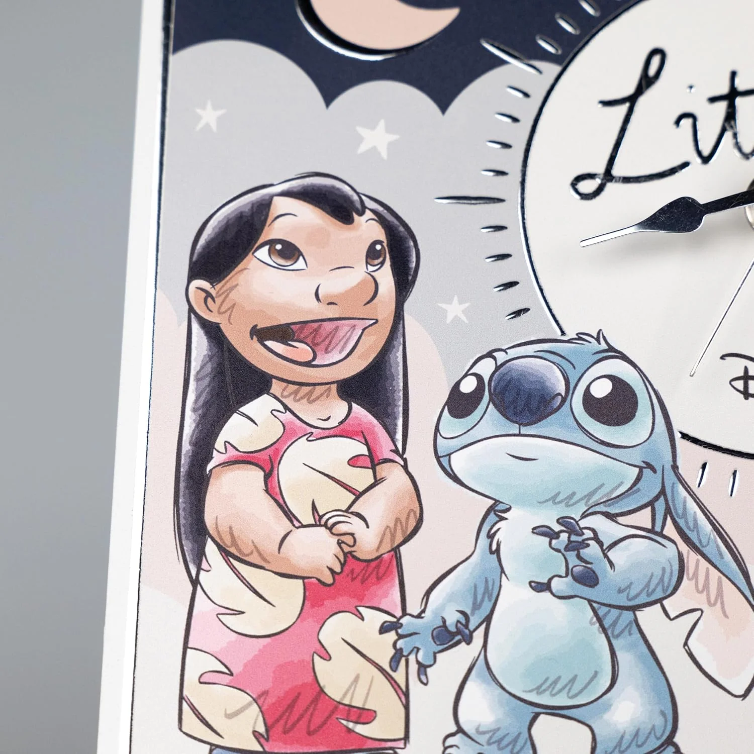 VALENTI & CO. - Disney Lilo und Stitch - Tisch- oder Hängeuhr aus Holz mit silbernen Details - Gesch - Image 4